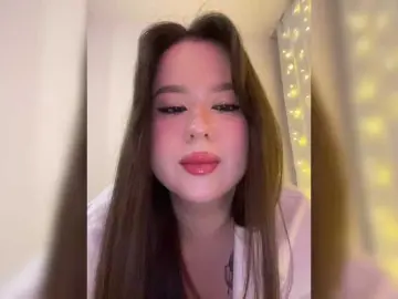 CateLongのBongacamsで今すぐ視聴可能なセックスカム