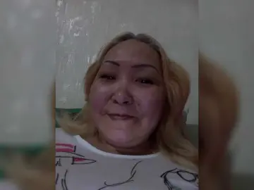 QweentisのBongacamsでヌードカメラ