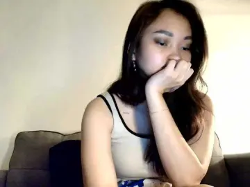 RozyBlackのBongacamsで人気のアダルト配信