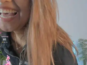 LaramiのBongacamsでヌードカメラ