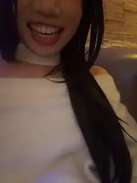 Yiyi-707のStripchatで今すぐ視聴可能なセックスカム