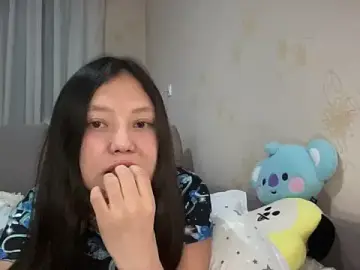 RisalynnのStripchatで今すぐ視聴可能なセックスカム