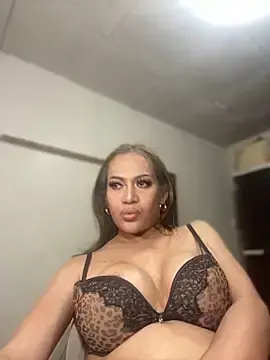 HugeKatarinaTSのStripchatで最高のライブ配信