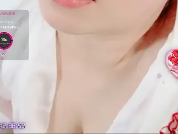 Hina-HappyのStripchatで今すぐ視聴可能なセックスカム