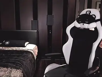 Aurora_-77のStripchatで人気のアダルト配信