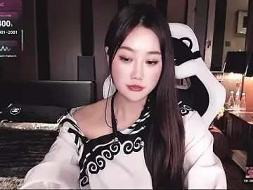 Aurora_-77のStripchatで人気のアダルト配信