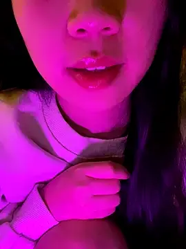 Uyennii02のStripchatで人気のアダルト配信