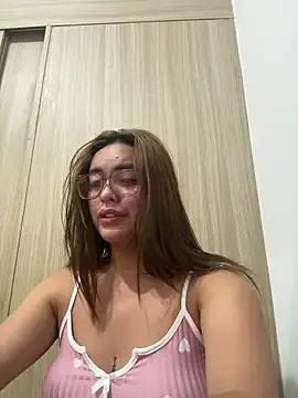 urasianladyのStripchatで今すぐ視聴可能なセックスカム