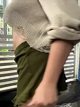 BigAssBeeのStripchatでライブセックス映像