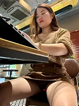 Emily_9xxのStripchatで人気のアダルト配信