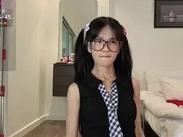 TinyMikaのStripchatでプライベートチャット