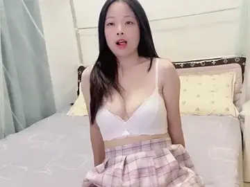 zqyainiのStripchatで人気のアダルト配信