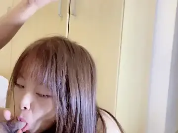 zqyainiのStripchatで人気のアダルト配信