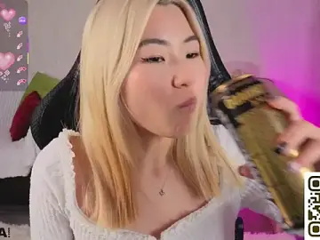 Aisi_18のStripchatで人気のアダルト配信