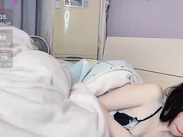 Y2LuvkのStripchatでヌードカメラ