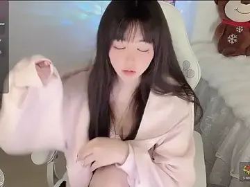 yuii-7のStripchatで人気のアダルト配信