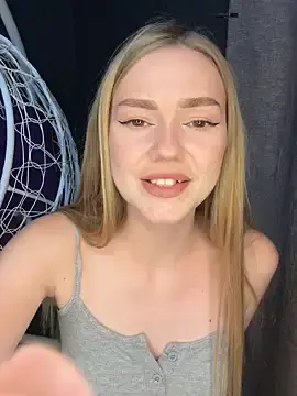 MilaMooneのStripchatでアダルトビデオチャット