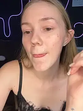 MilaMooneのStripchatでライブポルノ配信