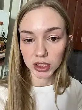 MilaMooneのStripchatでライブポルノ配信