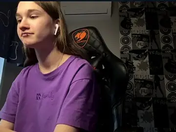 helgicutenessのStripchatで人気のアダルト配信