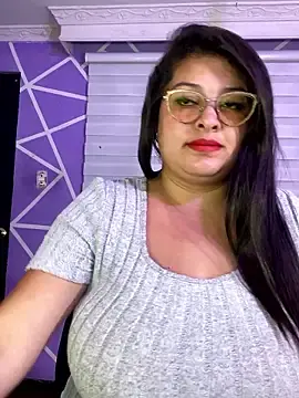 MiiaaJonessのStripchatでセックスチャット