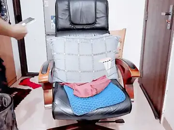 Miu-LeのStripchatで今すぐ視聴可能なセックスカム