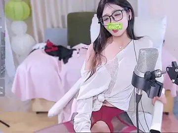 Chanee-9のStripchatでライブポルノ配信