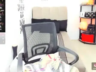 TrixieMattelのXlovecamでライブポルノ配信